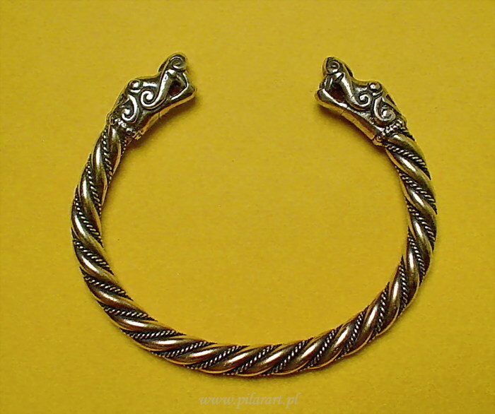 Bransoleta z głowami wilk&oacute;w