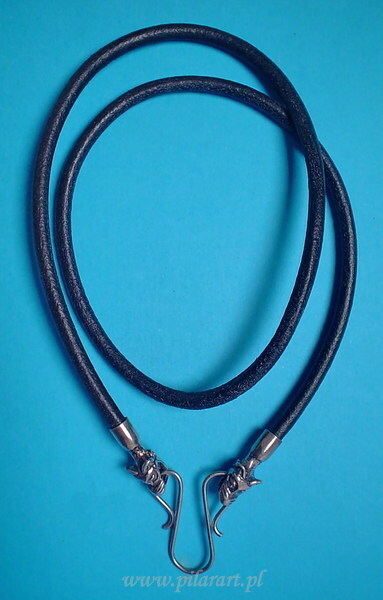 Okrągły rzemień z zakończeniami z głowami wilk&oacute;w