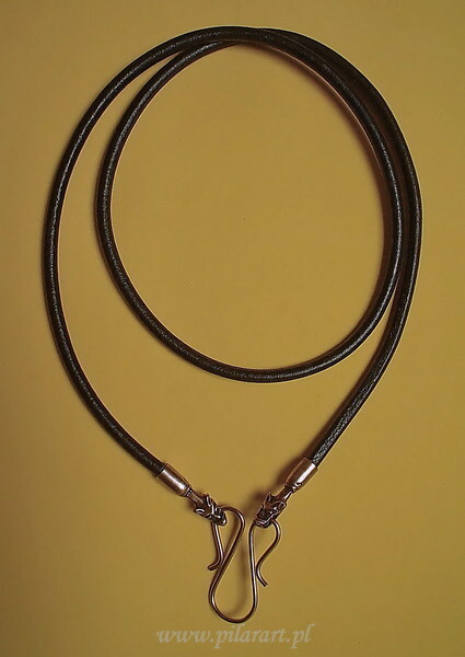 Okrągły rzemień z zakończeniami z głowami wilk&oacute;w